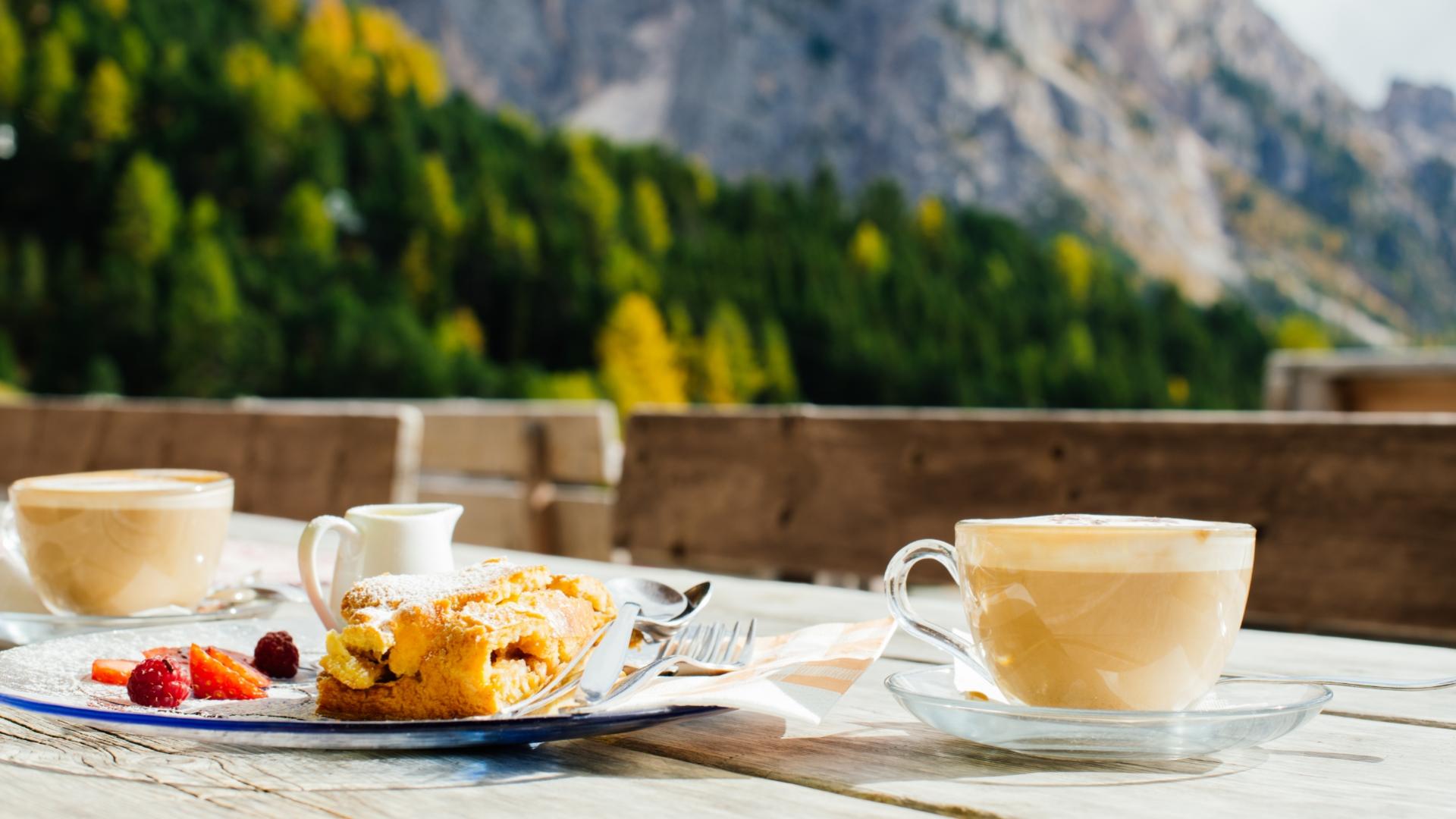 Colazione con caffè e dolce in montagna, vista panoramica.